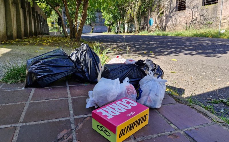 Na tarde desta segunda-feira (2), lixo a ser recolhido era encontrado no bairro Hamburgo Velho