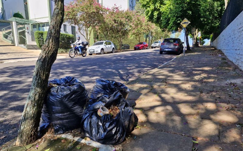 Na tarde desta segunda-feira (2), lixo a ser recolhido era encontrado no bairro Hamburgo Velho