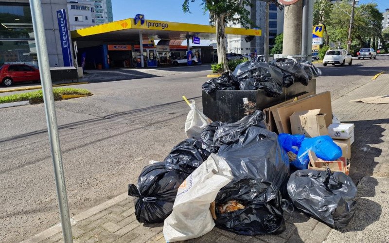 Com a coleta em transição, lixo a ser recolhido é encontrado na Av. Maurício Cardoso