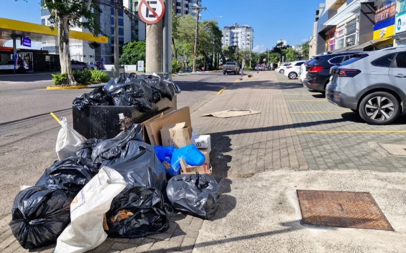 Com a coleta em transição, lixo a ser recolhido é encontrado na Av. Maurício Cardoso