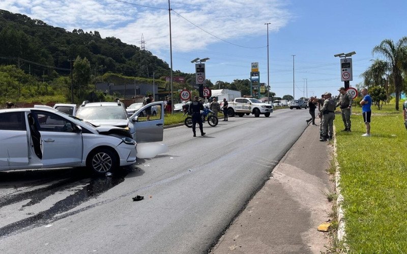 Bandido é morto em troca de tiros após roubo de carros em revenda de Novo Hamburgo nesta segunda-feira (2) | abc+