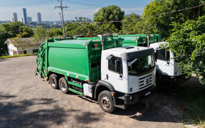 Parte da nova frota e dos containers já havia chegado a Prefeitura nesta segunda-feira (2) | abc+