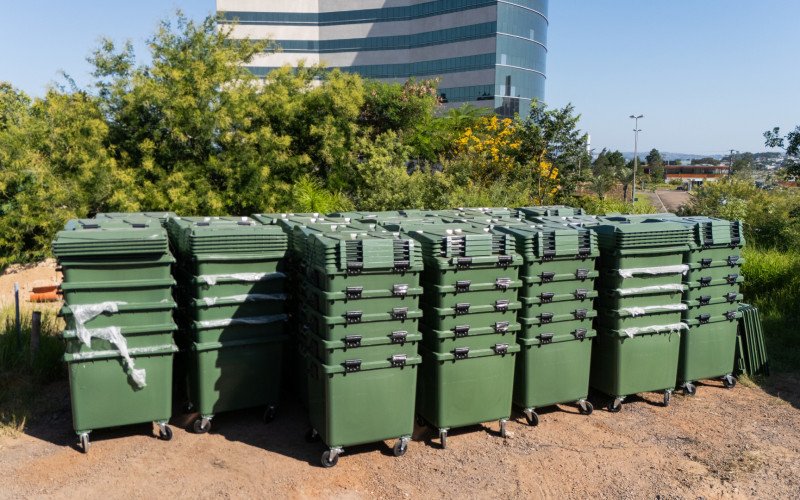 Parte da nova frota e dos containers já havia chegado a Prefeitura nesta segunda-feira (2)