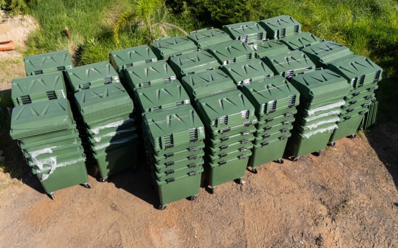 Parte da nova frota e dos containers já havia chegado a Prefeitura nesta segunda-feira (2)