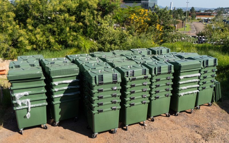 Parte da nova frota e dos containers já havia chegado a Prefeitura nesta segunda-feira (2)