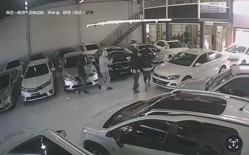 Imagens de câmeras de segurança trazem novos detalhes da ocorrência do roubo à revenda que terminou com bandido morto em Novo Hamburgo | abc+