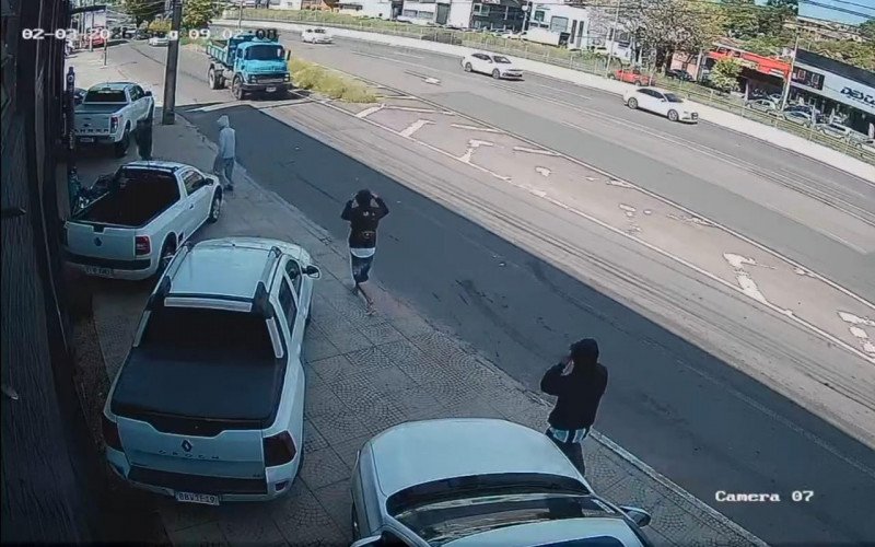 Imagens de câmeras de segurança trazem novos detalhes da ocorrência do roubo à revenda que terminou com bandido morto em Novo Hamburgo | abc+