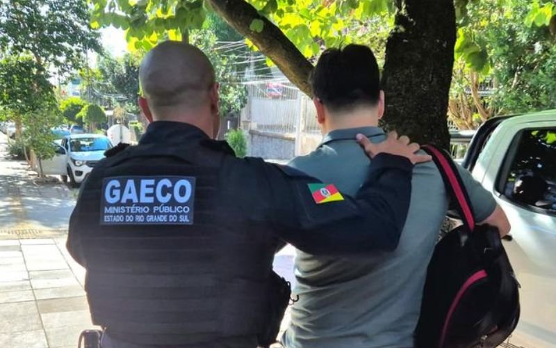 Denunciado por estupro e cárcere privado, professor de Direito é preso em Porto Alegre