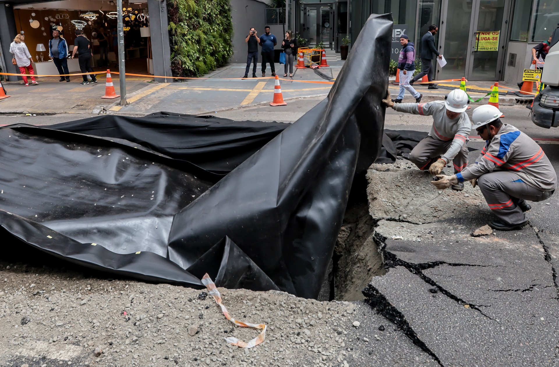 Explosão abre grande buraco na Rua da Consolação em São Paulo