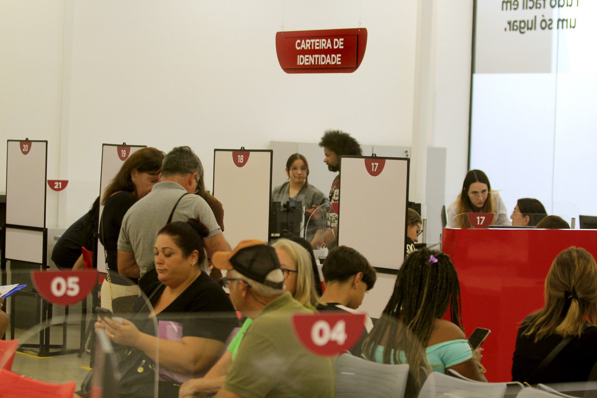 Unidade do Tudo Fácil em Canoas registra grande fluxo de pessoas no primeiro dia