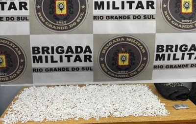 Mais de 1,7 mil buchinhas de cocaína são encontradas em mochila de suspeito em Canoas