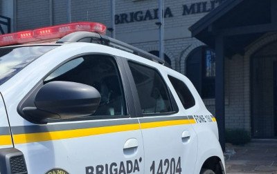 Homem é preso em flagrante ao desferir golpes para tentar abrir carro de ex-companheira em Gramado