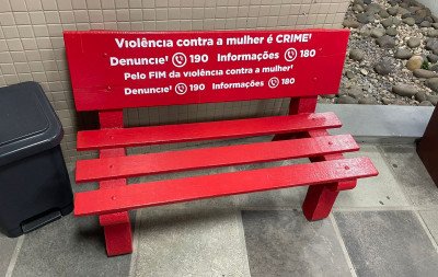 Campanha antiviolência contra mulheres instalará 21 bancos vermelhos em São Leopoldo