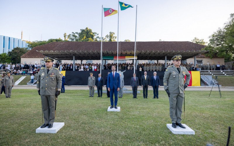 Eduardo Leite deu posse ao novo comando da BM e entregou viaturas nesta segunda-feira | abc+