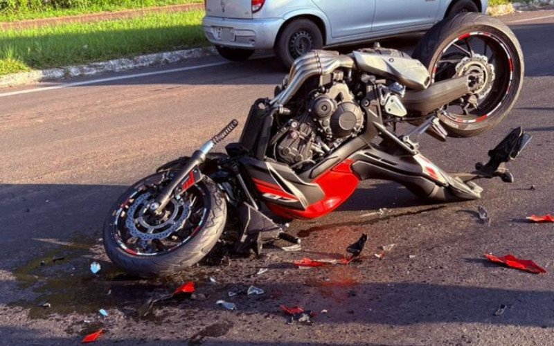 Moto ficou destru&iacute;da ap&oacute;s acidente na RS-239 na ter&ccedil;a-feira (3) pela manh&atilde;