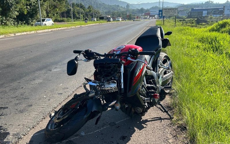 Moto ficou destru&iacute;da ap&oacute;s acidente na RS-239 na ter&ccedil;a-feira (3) pela manh&atilde;