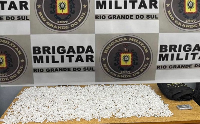 Cocaína apreendida estava sendo carregada em mochila por suspeito que circulava no bairro Rio Branco, em Canoas | abc+