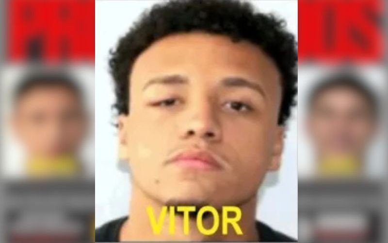 Vitor Hugo Oliveira Simonin, de 18 anos, um dos suspeitos que teve a prisão decretada e está foragido, é filho de José Carlos Costa Simonin, subsecretário de Governança, Compliance e Gestão Administrativa, órgão é vinculado à Secretaria Estadual de Desenvolvimento Social e Direitos Humanos do governo do Rio | abc+