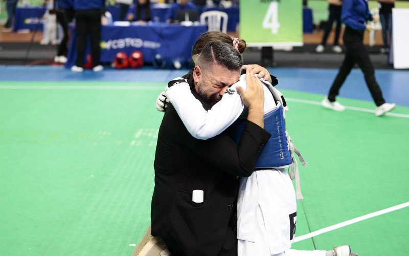 Pai e filha se abraçam após a conquista da medalha de ouro | abc+
