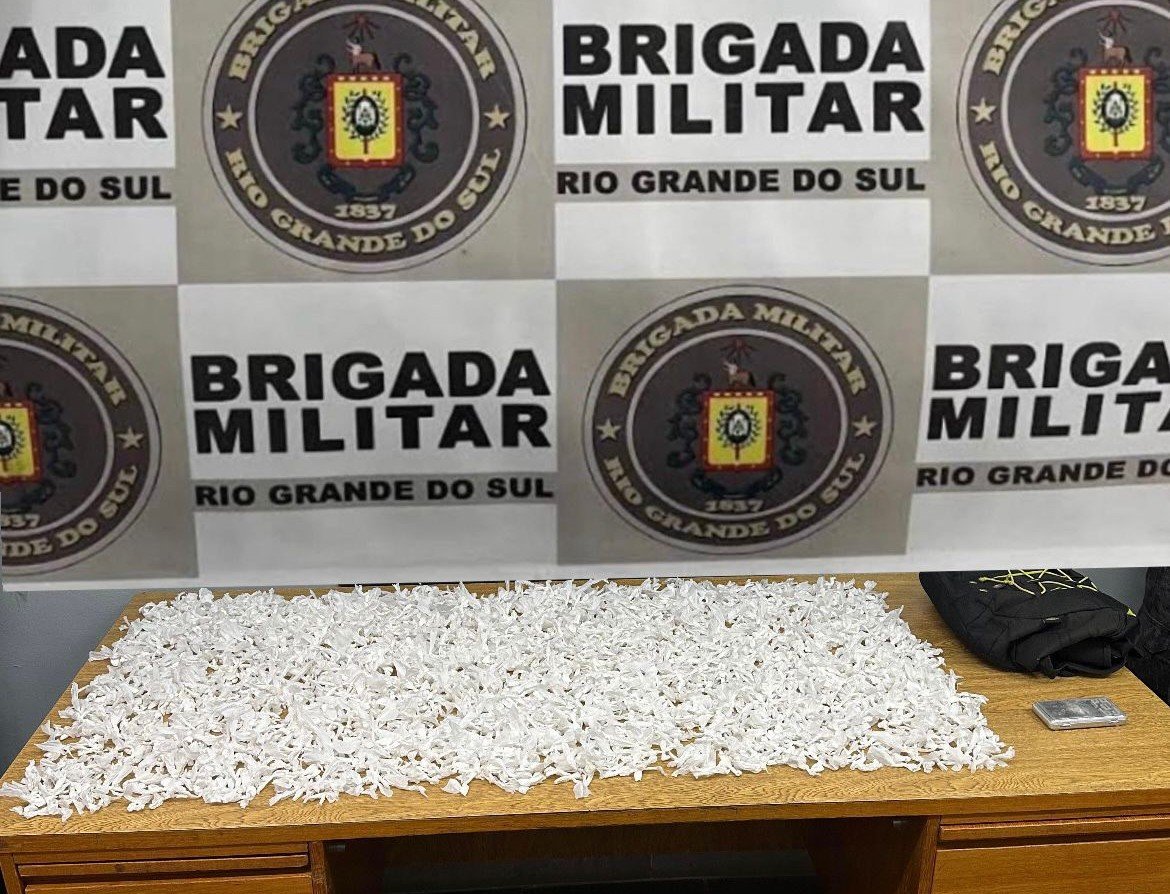 Mais de 1,7 mil buchinhas de cocaína são encontradas em mochila de suspeito em Canoas