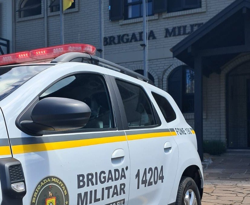Homem &eacute; preso em flagrante ao desferir golpes para tentar abrir carro de ex-companheira em Gramado