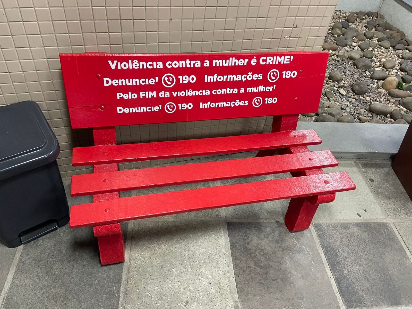Campanha antiviol&ecirc;ncia contra mulheres instalar&aacute; 21 bancos vermelhos em S&atilde;o Leopoldo
