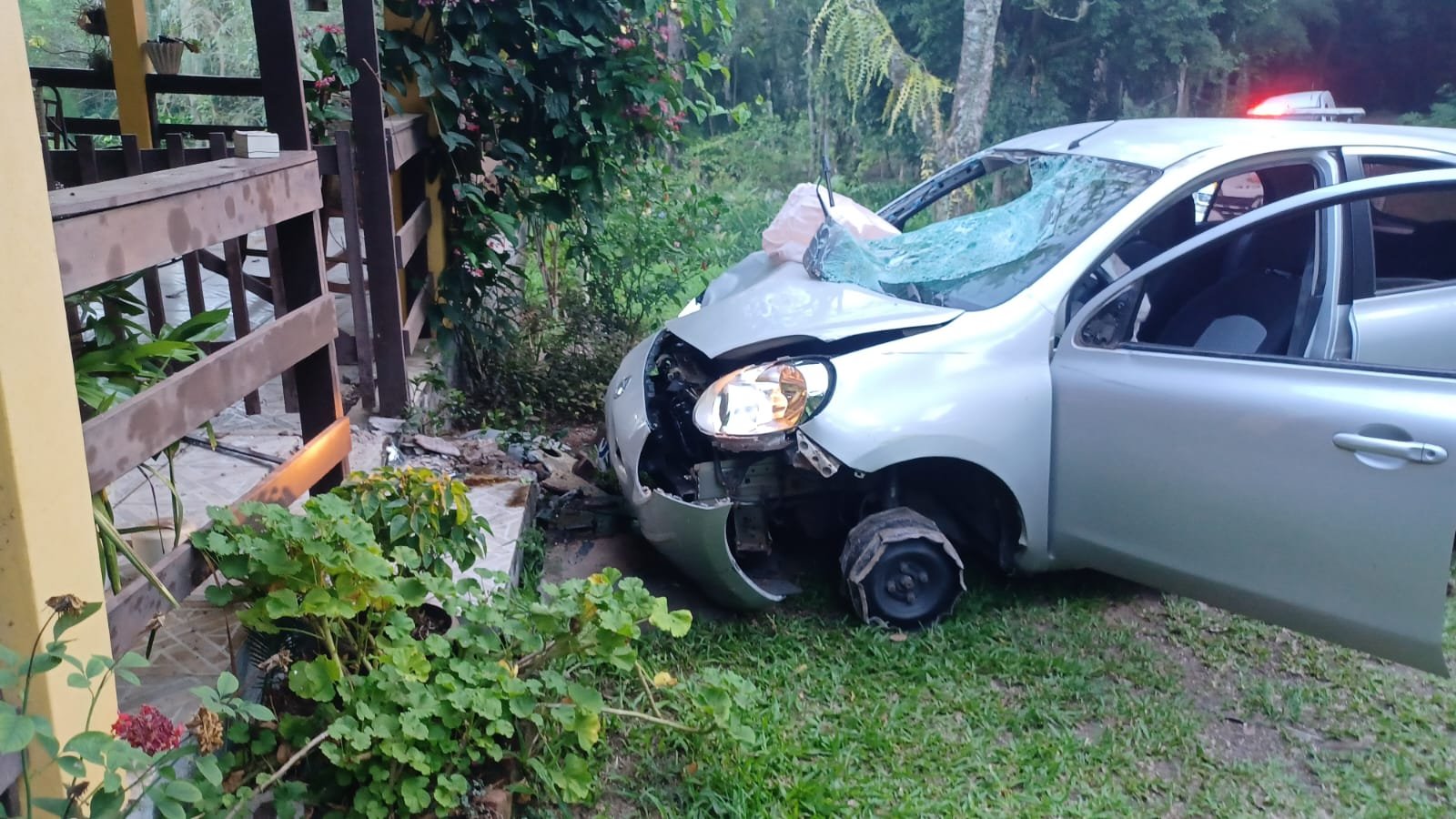 V&Iacute;DEO: M&eacute;dico atropela idoso e depois acelera carro contra casa do irm&atilde;o no Vale do Sinos