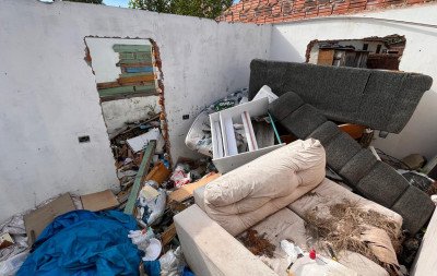 Casa desapropriada pela Prefeitura vira depósito de entulhos em bairro de Novo Hamburgo