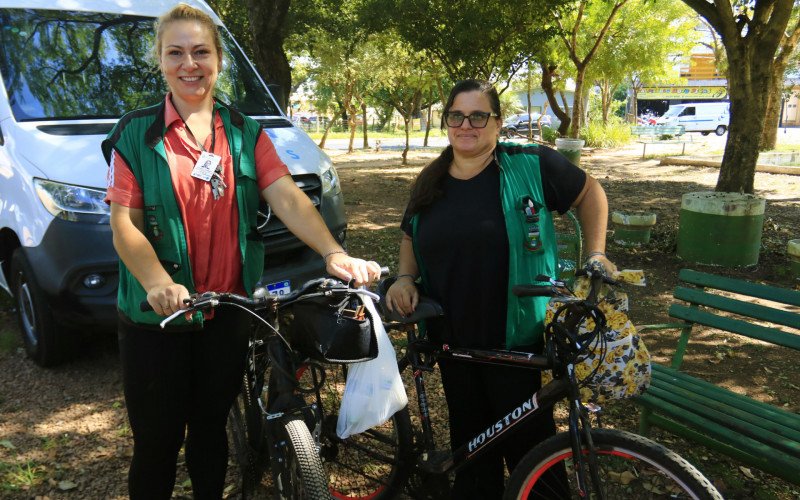 Agentes Daniela Schmidt e Jaqueline Faoro realizam trabalho de conscientização contra a dengue | abc+