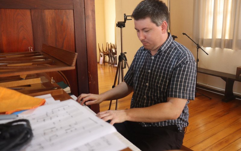  William mostra o &oacute;rg&atilde;o, um dos instrumentos presentes na igreja