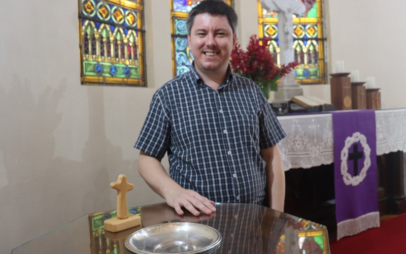 Na foto, o pastor William mostra o item utilizado para realizar o batismo