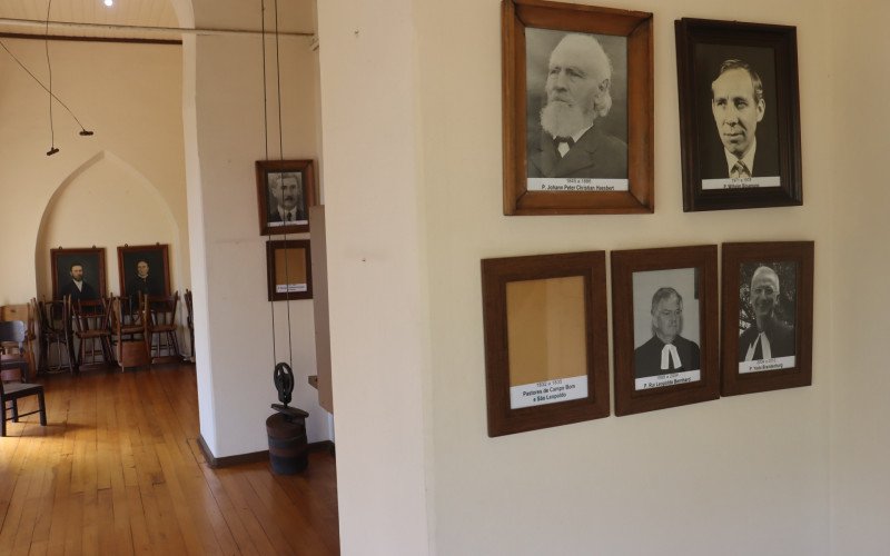 Espa&ccedil;o na Igreja do Rel&oacute;gio possui quadros com fotos de antigos pastores