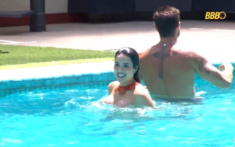 Jordana cumpriu promessa e pulou seminua na piscina na tarde desta quarta-feira (4), no BBB 26 | abc+