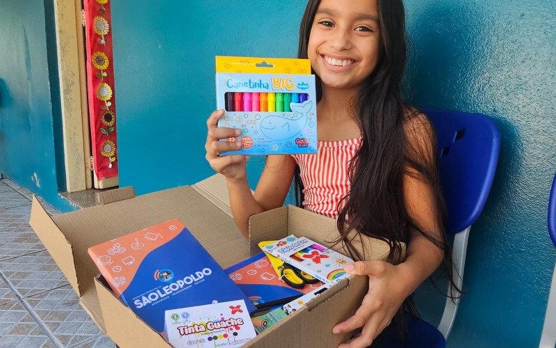 Entrega de kits de material escolar para alunos da rede municipal, na Emef Osvaldo Aranha - Mellony, 9 anos, aluna do 4º ano