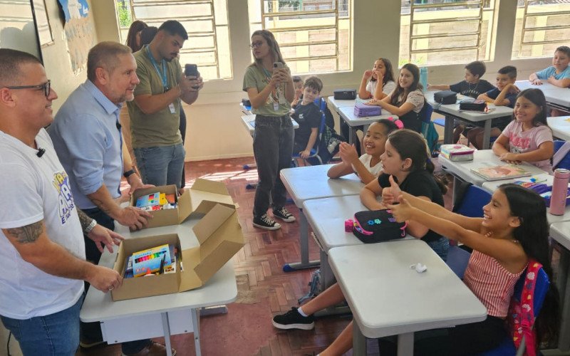 Entrega de kits de material escolar para alunos da rede municipal - turma de 4º ano da Emef Osvaldo Aranha 