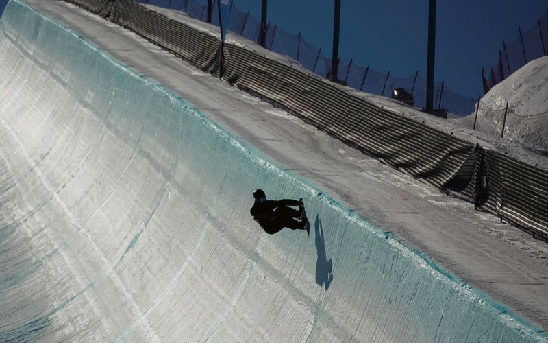 Maria Luiza disputa competições de snowboard no Canadá | abc+