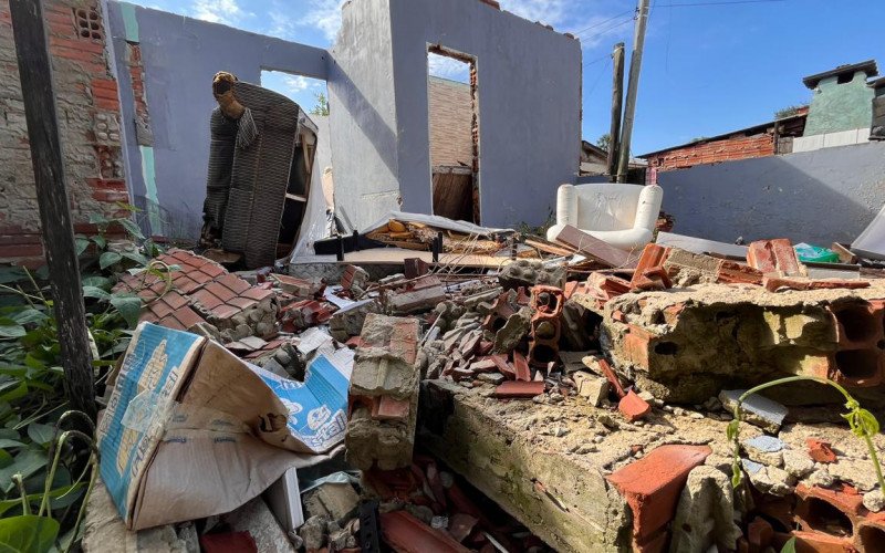 Moradores se uniram para reclamar de casa que foi desapropriada pela Prefeitura e está abandonada