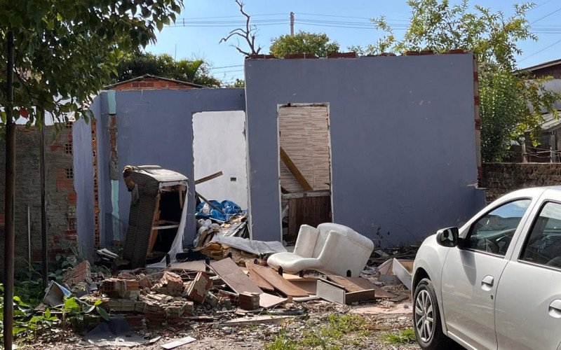 Moradores se uniram para reclamar de casa que foi desapropriada pela Prefeitura e está abandonada