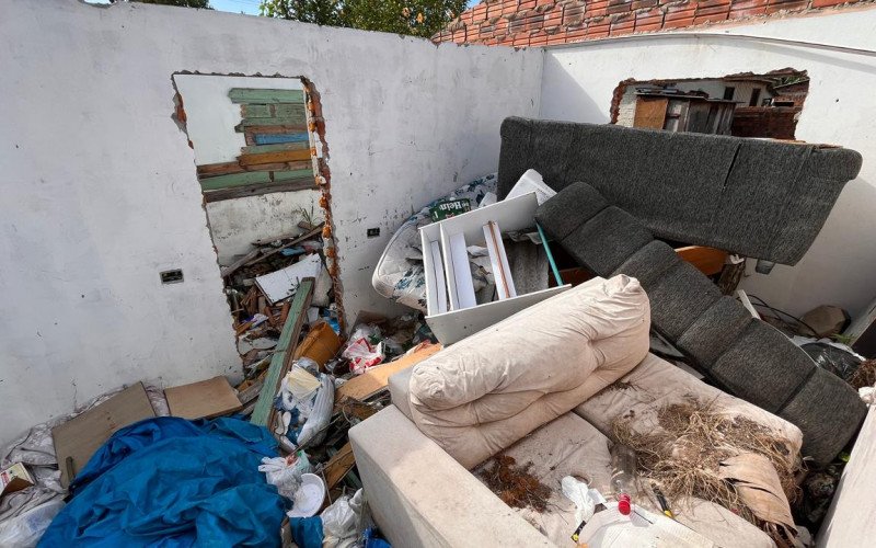 Moradores se uniram para reclamar de casa que foi desapropriada pela Prefeitura e está abandonada