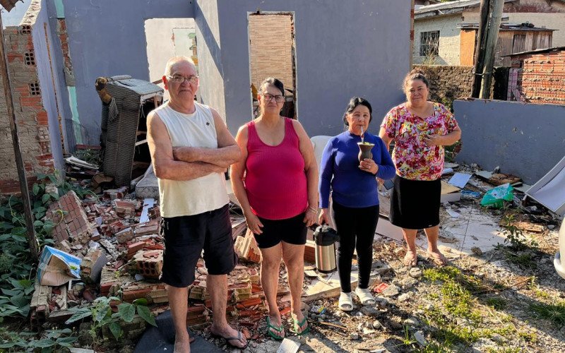 Moradores se uniram para reclamar de casa que foi desapropriada pela Prefeitura e está abandonada