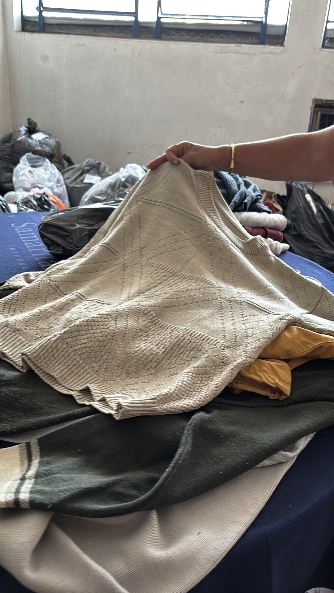 Diversas opções de roupas de inverno farão parte do brechó