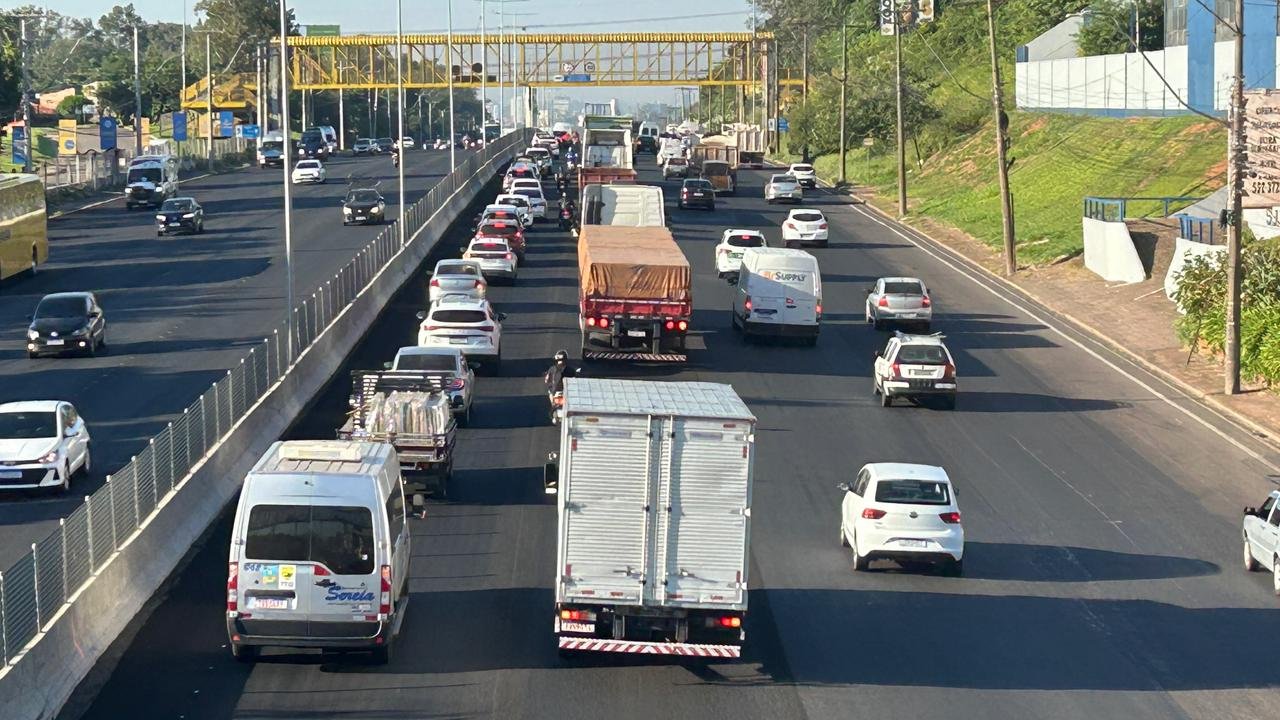 BR-116: Congestionamento entre São Leopoldo e Esteio impacta quem segue para a capital