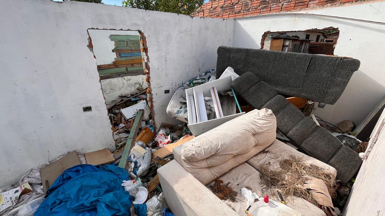 Casa desapropriada pela Prefeitura vira dep&oacute;sito de entulhos em bairro de Novo Hamburgo