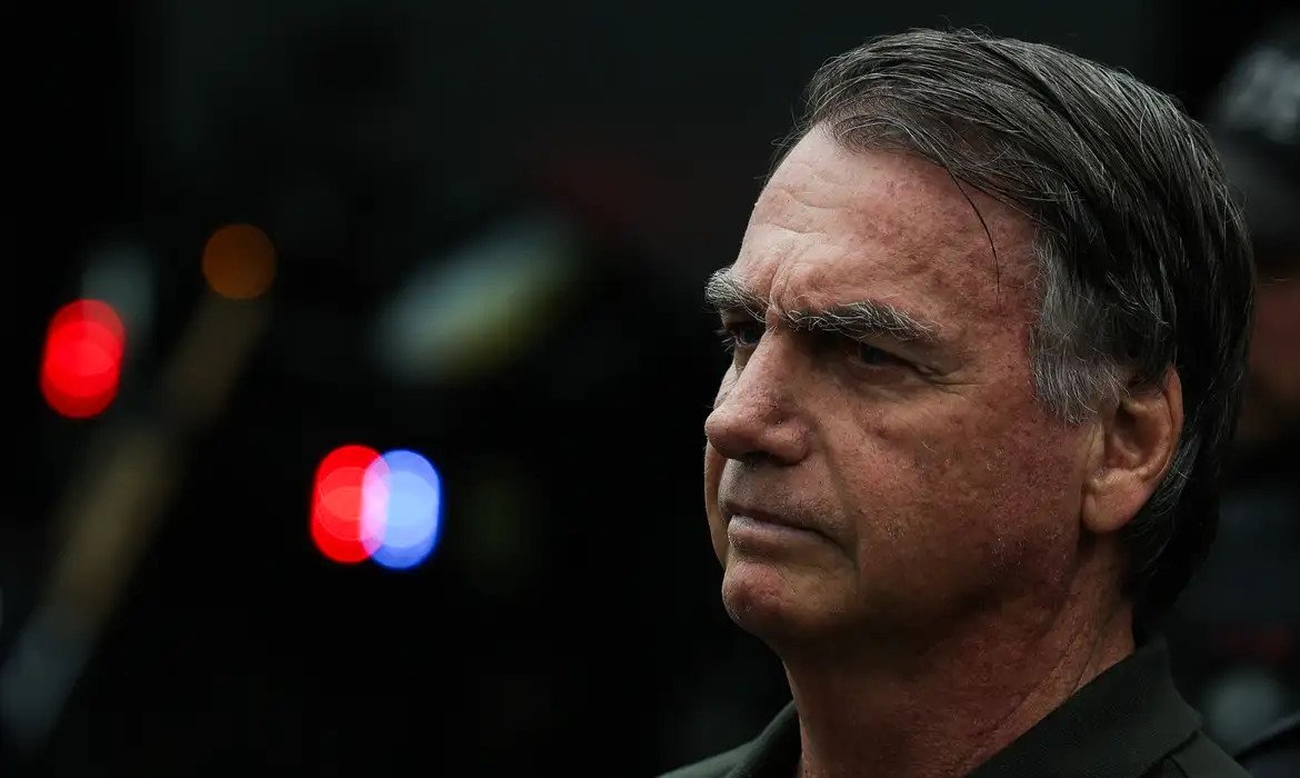 Bolsonaro teve soluços intensos e problemas de pressão nas últimas 48h, dizem médicos ao STF