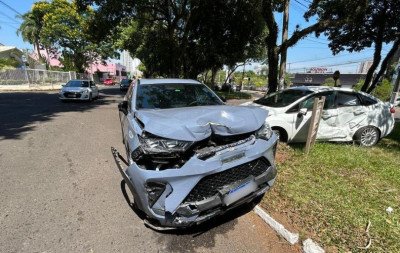 VÍDEO: Carro vai parar no canteiro central e tem roda arrancada após colisão em avenida movimentada de Novo Hamburgo