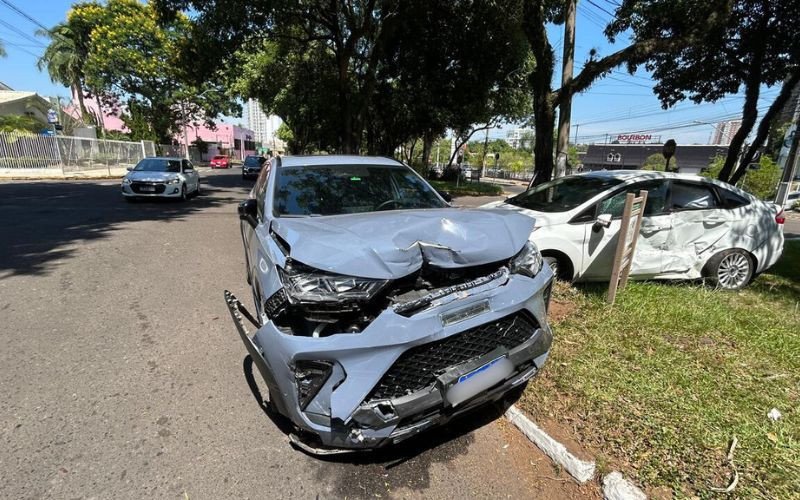 Carro vai parar no canteiro central e tem roda arrancada após colisão em avenida movimentada de Novo Hamburgo  | abc+