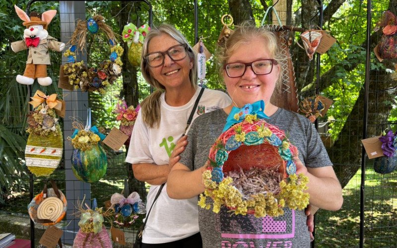 Usuária da Apae Gramado, Isadora Correa e a mãe Rose Ott