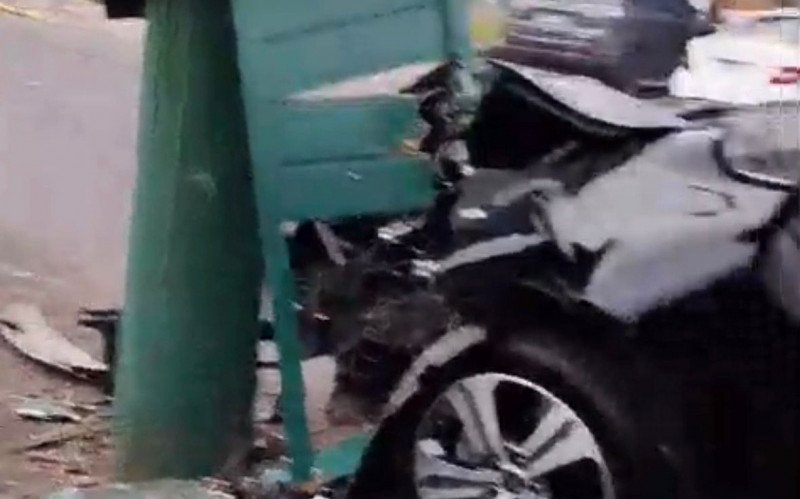 Carro colidiu contra poste na Borges de Medeiros