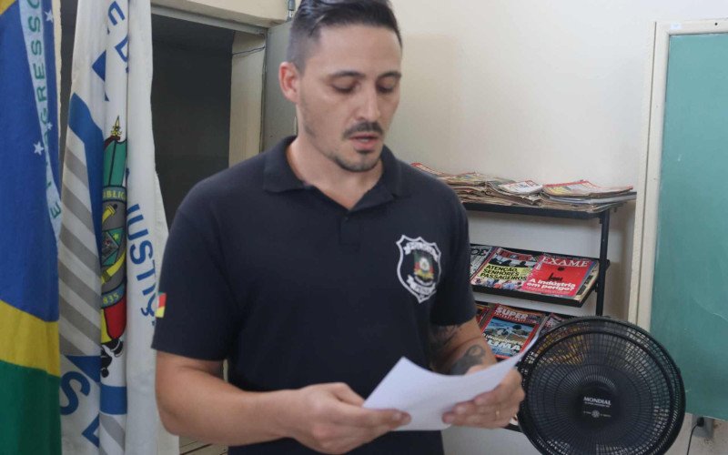 O diretor substituto da institui&ccedil;&atilde;o, Ezequiel, deu abertura &agrave; atividade com um discurso sobre conscientiza&ccedil;&atilde;o a respeito da viol&ecirc;ncia contra a mulher