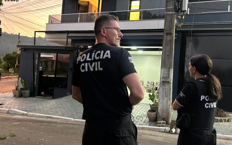 Mãe de criança envolvida em briga que terminou com morte de pai de outro menor é uma das presas em operação realizada em Novo Hamburgo / Polícia Civil / Operação Cova Rasa